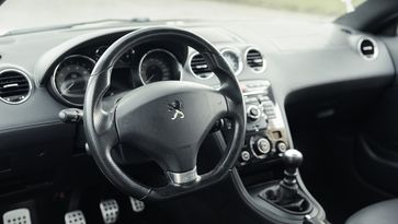 Deze betaalbare en superleuke Franse sportauto duft niemand te kopen, is dat terecht? occasion