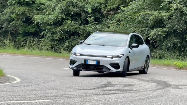 Leapmotor B05 glijdend door een bocht van voren