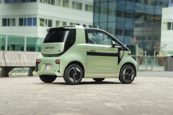Achterzijde van de Linktour Alumi L7e met achterspoiler