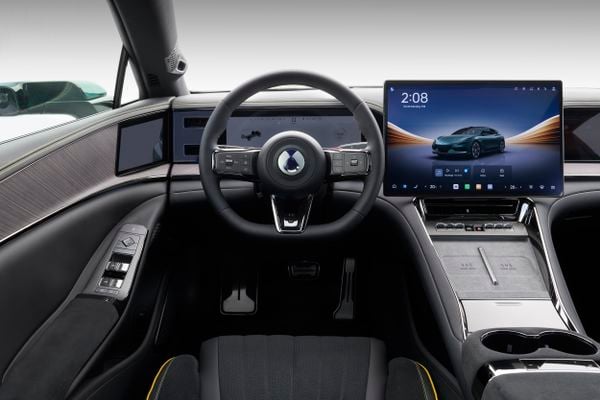 Sneller dan tanken! Deze auto kan met 1.000 kW laden en is te koop in Nederland