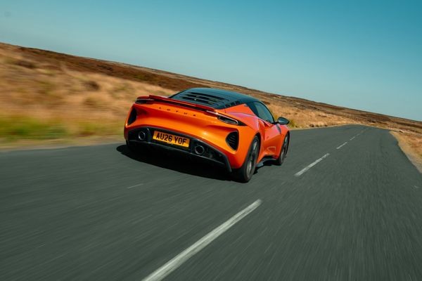 Achterzijde van de Lotus Emira 420 Sport tijdens het rijden