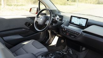 Ben je op zoek naar een leuke elektrische occasion die betaalbaar, licht en bijzonder is? Dan ben je bij de BMW i3 aan het juiste adres.