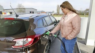 Prijzen aan de pomp dalen maar hierom hopen we dat ze weer stijgen