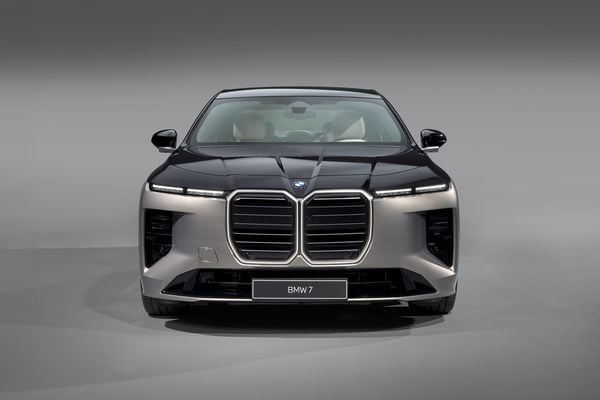 31 inch 8k-scherm, rijden zonder handen, V8 én een nieuwe neus: is de BMW 7-serie eindelijk mooi?