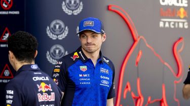 BAHREIN - Max Verstappen (Red Bull Racing) in gesprek met teamgenoot Isack Hadjar na afloop van de eerste sessie van de derde testdag op het Bahrain International Circuit voorafgaand aan de start van het Formule 1-seizoen. SANDER KONING / ANP