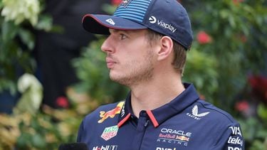 epa11616794 Dutch driver Max Verstappen of Red Bull Racing arrives at the paddocks ahead of the third practice for the Singapore Formula One Grand Prix at the Marina Bay Street Circuit, Singapore, 21 September 2024. The Singapore Formula One Grand Prix takes place on 22 September 2024.  EPA/TOM WHITE