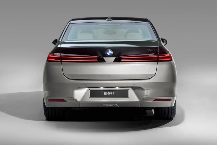 31 inch 8k-scherm, rijden zonder handen, V8 én een nieuwe neus: is de BMW 7-serie eindelijk mooi?