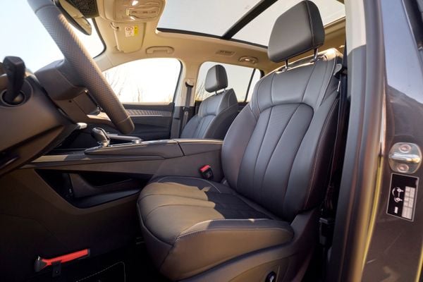 Voorstoelen van de MG S9 PHEV