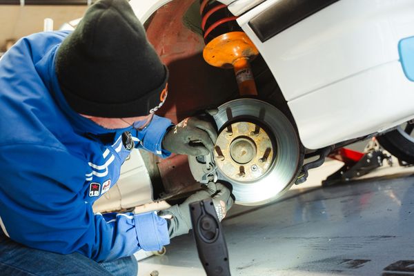 Remblokken zelf vervangen om kosten te besparen