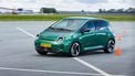 Renault Twingo rijdend tussen pylonnen