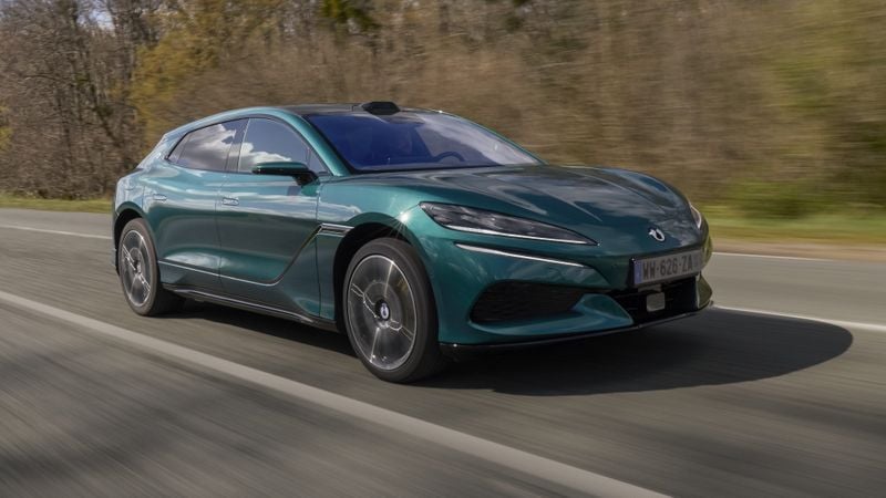 Sneller dan tanken! Deze auto kan met 1.000 kW laden en is te koop in Nederland