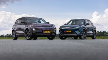 BYD Atto 2 DM-i en Leapmotor B10 Hybrid EV naast elkaar