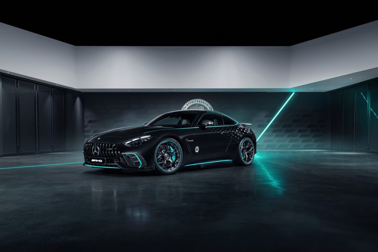 F1-coureur (19) crasht met 300.000 euro kostende Mercedes, enkele dagen nadat hij deze ophaalde