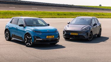 MG 4 Urban en Nissan Micra naast elkaar