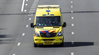 Mag je over een doorgetrokken streep rijden om plaats te maken voor een ambulance?