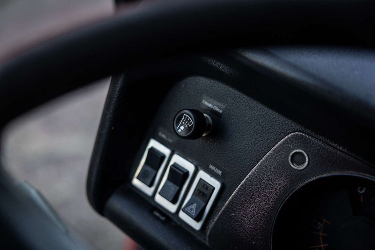 Betaalbare wegenbelastingvrije bus is klaar om camper te worden