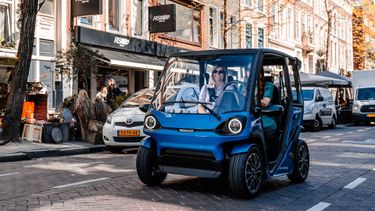 Deze Nederlandse zonneauto wordt volgend jaar voor 6.250 euro verkocht, en je kunt er met vier personen in
