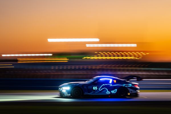 Ford Mustang GT3 in het donker tijdens Sebring