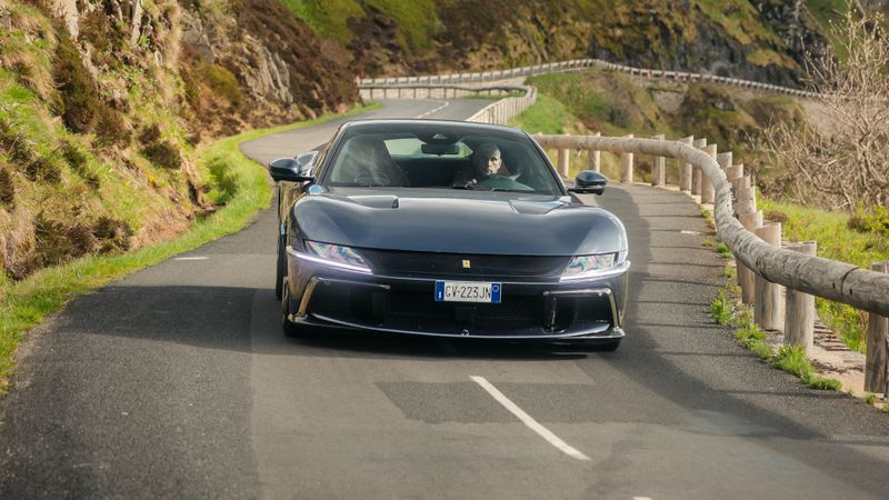 Ferrari 12Cilindri Frankrijk mooiste weg vulkaan
