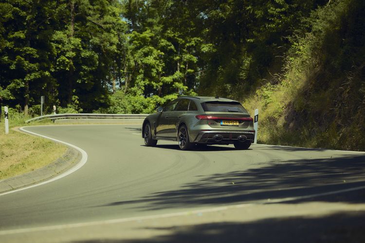 Audi RS 5 Avant rijdend door een bocht van achteren