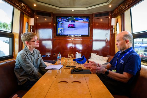 James Attwood in gesprek met Mark Rushbrook van Ford Racing
