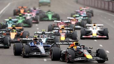 epa12395185 Red Bull Racing driver Max Verstappen of Netherlands leads at the start of the Formula One Azerbaijan Grand Prix in Baku, Azerbaijan, 21 September 2025.  EPA/ALI HAIDER