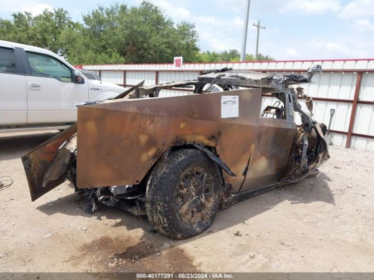 Tesla Cybertruck crash brand wrak