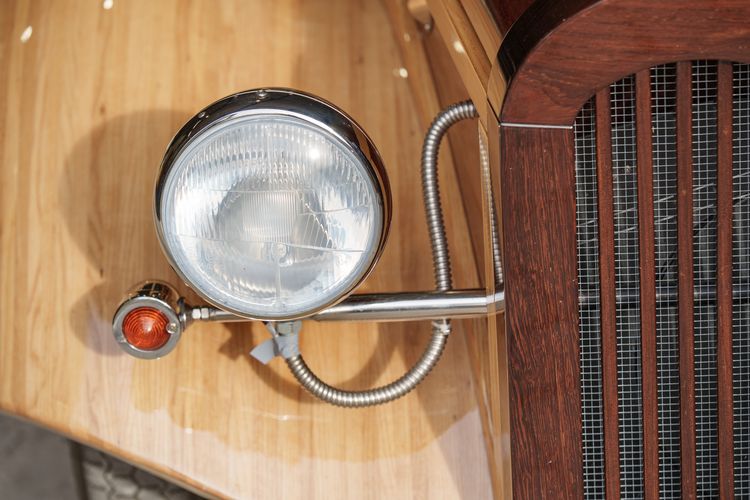 Timmerman Gerrit (70) bouwde zijn eigen auto van hout: 