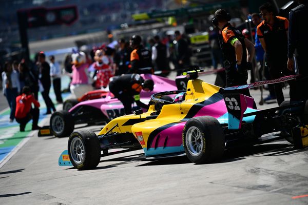 Een kijkje achter de schermen bij de F1 Academy: 20-jarige Esmee rijdt in topklasse voor vrouwen