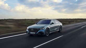 Mercedes-Benz S-klasse rijdend