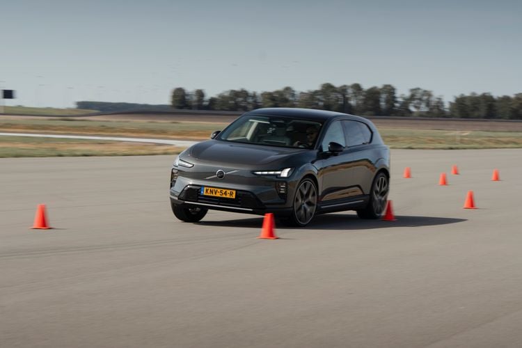Volvo EX60 tussen pionnen