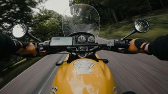 motor motorrijder motorrijder verkeer verkeerslicht stoplicht file voorkruipen voordringen