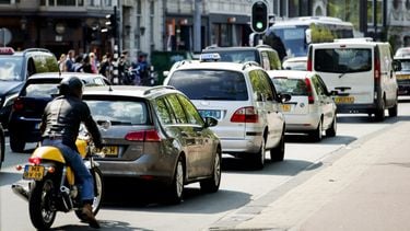motor motorrijder motorrijder verkeer verkeerslicht stoplicht file voorkruipen voordringen