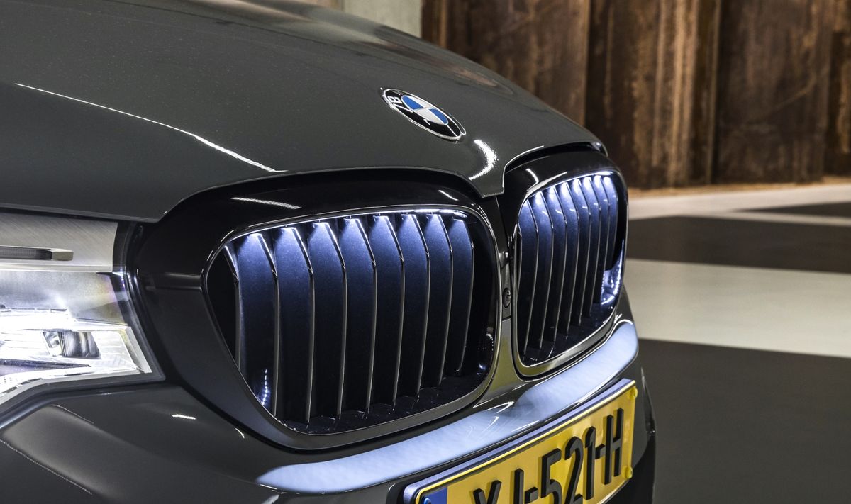 Bmw x7 iconic glow