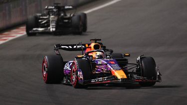 2023-11-18 08:15:30 Red Bull Racing's Dutch driver Max Verstappen (front) races during the qualifying session for the Las Vegas Formula One Grand Prix on November 18, 2023, in Las Vegas, Nevada.  
ANGELA WEISS / AFP