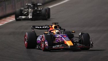 2023-11-18 08:15:30 Red Bull Racing's Dutch driver Max Verstappen (front) races during the qualifying session for the Las Vegas Formula One Grand Prix on November 18, 2023, in Las Vegas, Nevada.  
ANGELA WEISS / AFP