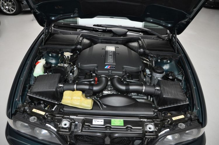 BMW M5 V8