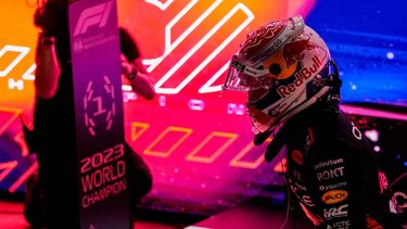2023-10-07 21:13:22 epa10906312 Dutch Formula One driver Max Verstappen of Red Bull Racing celebrates winning the 2023 Formula One Championship after the Sprint race at the Lusail International Circuit racetrack in Lusail, Qatar, 07 October 2023. The Formula 1 Qatar Grand Prix will be held on 08 October 2023.  EPA/DARKO BANDIC / POOL