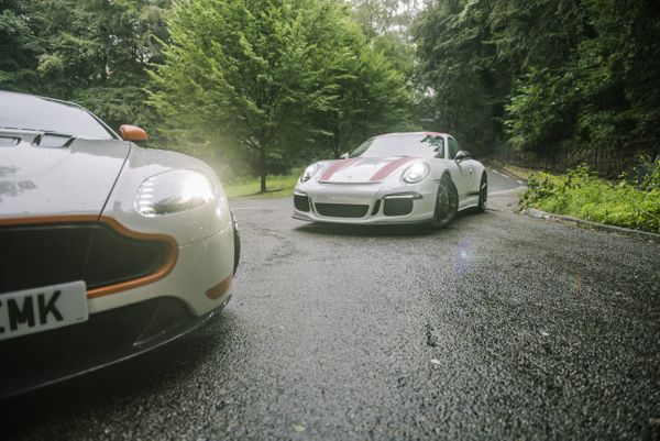 Porsche 911 R en Aston Martin Vantage V12 S