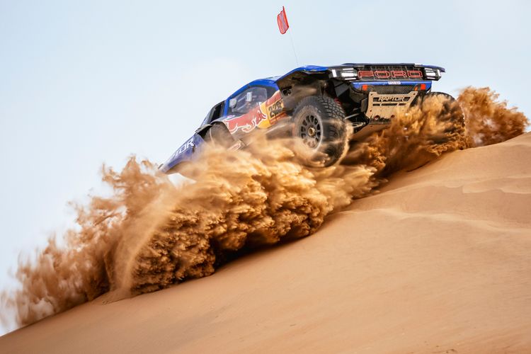 Ford Raptor in actie in de duinen tijdens Dakar