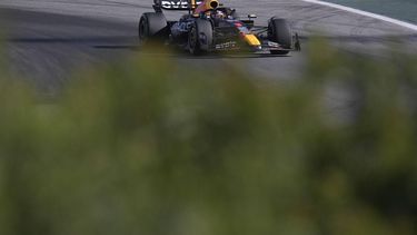 2023-11-05 19:40:06 Red Bull Racing's Dutch driver Max Verstappen races during the Formula One Brazil Grand Prix at the Autodromo Jose Carlos Pace racetrack, also known as Interlagos, in Sao Paulo, Brazil, on November 5, 2023.  
DOUGLAS MAGNO / AFP