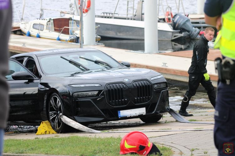 Kan een BMW van 150.000 euro zwemmen? Pool zoekt het uit