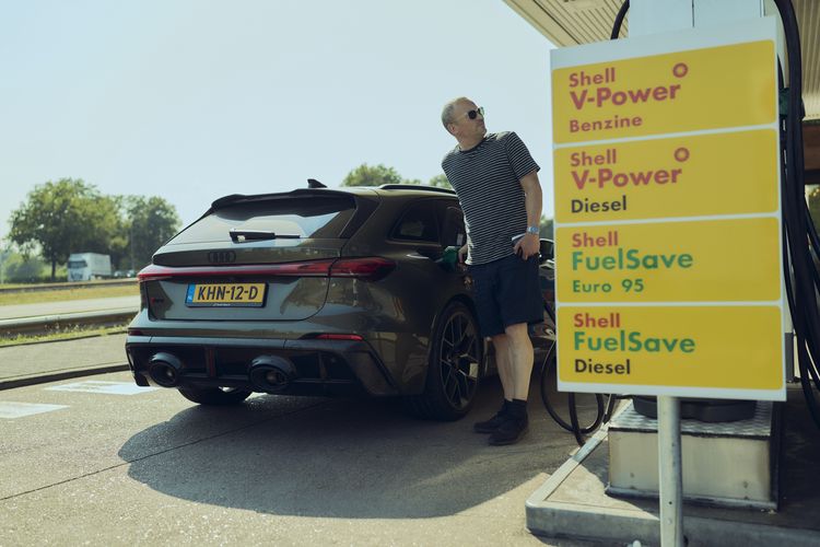 Audi RS 5 Avant bij een tankstation