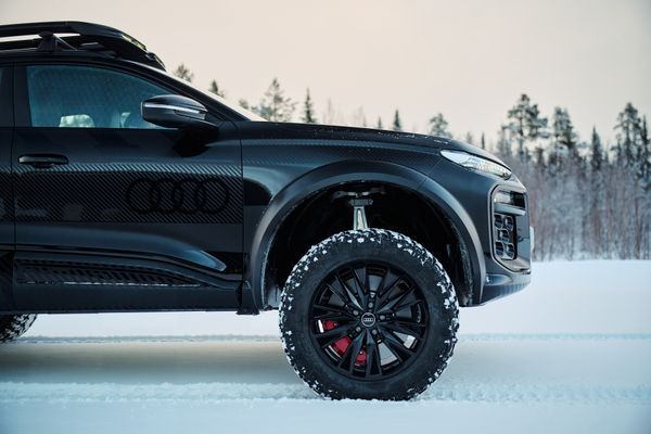 Audi Q6 e-tron offroader zijkant