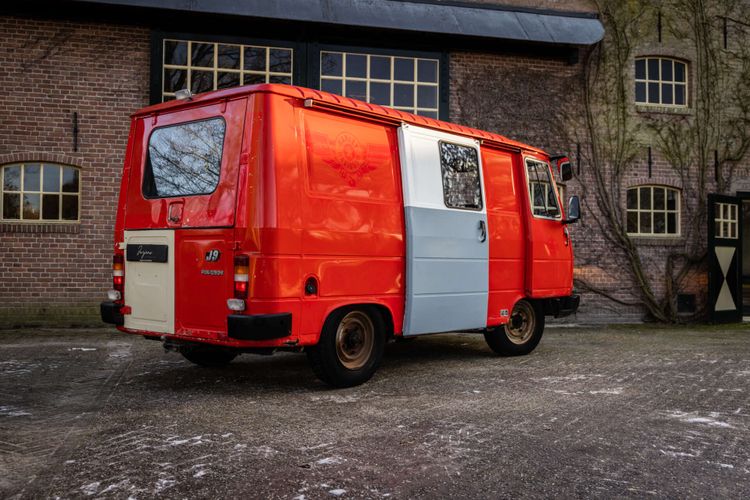 Betaalbare wegenbelastingvrije bus is klaar om camper te worden