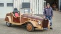 Timmerman Gerrit (70) bouwde zijn eigen auto van hout: 