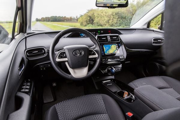 Toyota Prius vs Hyundai Ioniq