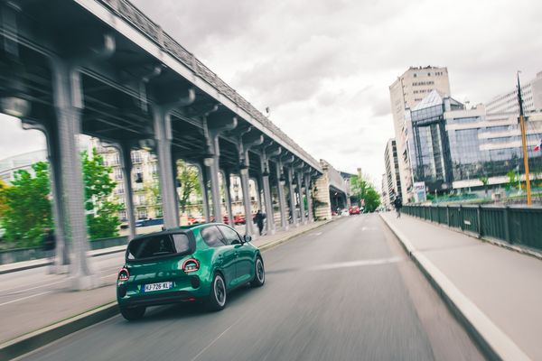 Renault Twingo rijdt door een straat in Parijs