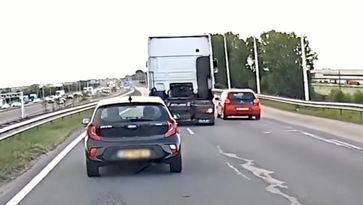 Citroën C1-rijder leert een pijnlijke les over de dode hoek van een vrachtauto