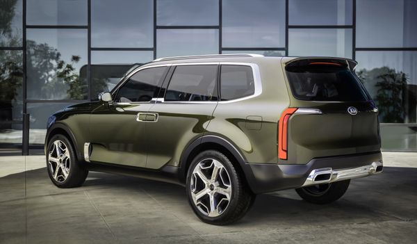 Kia Telluride_rear quarter